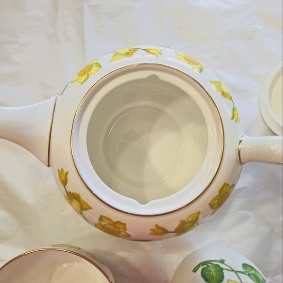 3 pc Wedgwood "King cup" pattern Teapot with Cream and Sugar. - Picture 10 of 15